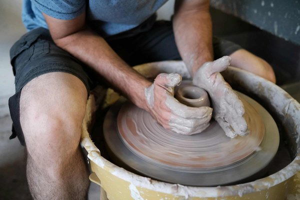 Où loger pour participer à des stages de poterie dans les villages traditionnels de la Provence?