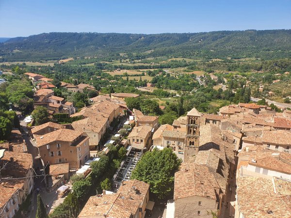 Comment organiser des vacances dans une maison de campagne en France avec des cours de cuisine et des randonnées guidées?